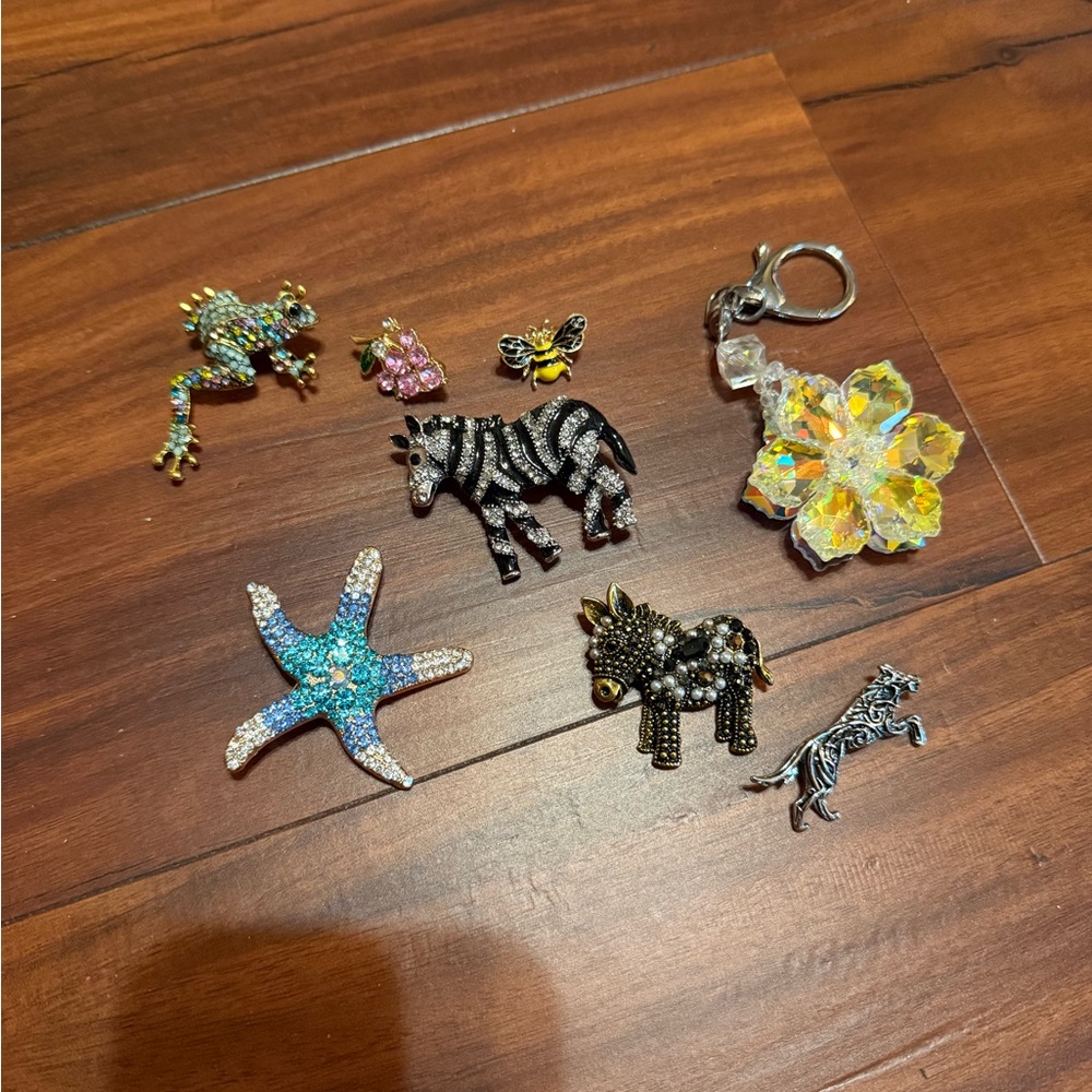 Pins/charms/broaches